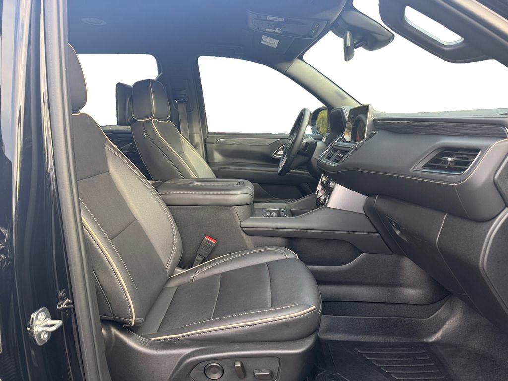 Used 2024 GMC Yukon XL SLT w/ SLT Luxury Package image 15