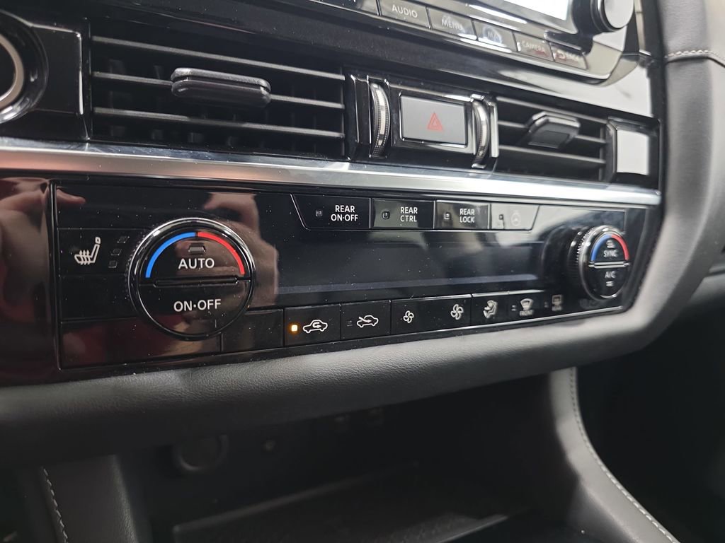 Used 2023 Nissan Pathfinder SL w/ Black Appearance Package AWD/4WD image 23