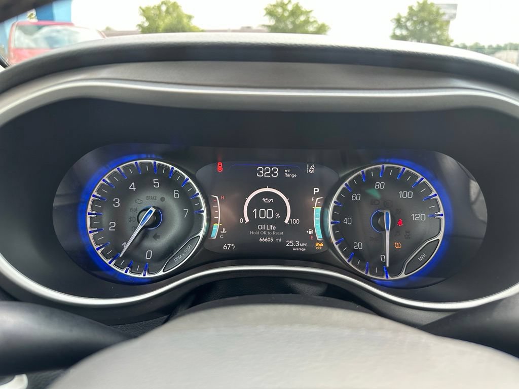 Used 2024 Chrysler Pacifica Touring-L FWD image 9