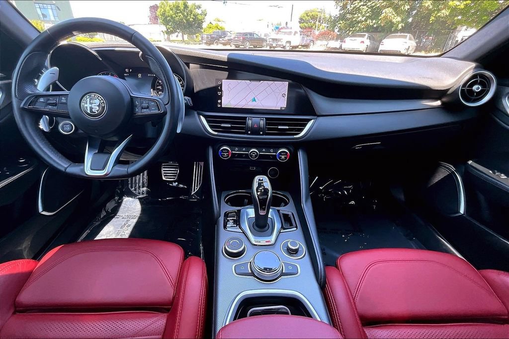 Used 2022 Alfa Romeo Giulia Veloce RWD image 15