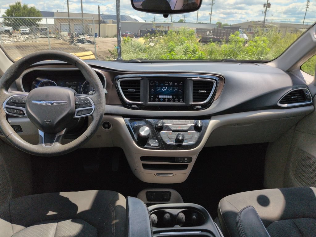 Used 2018 Chrysler Pacifica Touring Plus FWD image 13