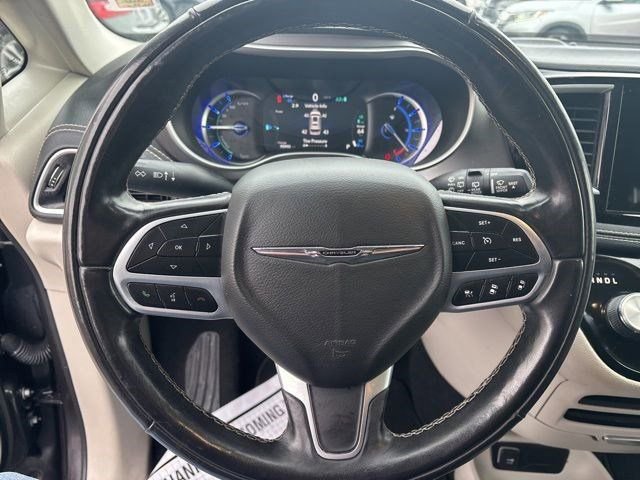 Used 2022 Chrysler Pacifica Touring-L w/ Uconnect Theater Family Group image 16
