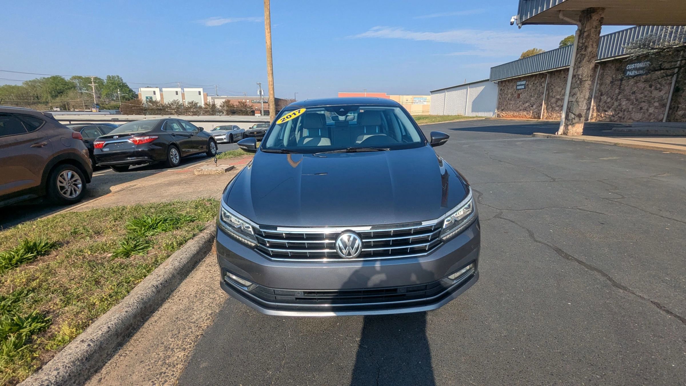 Used 2017 Volkswagen Passat 1.8T SEL Premium image 2