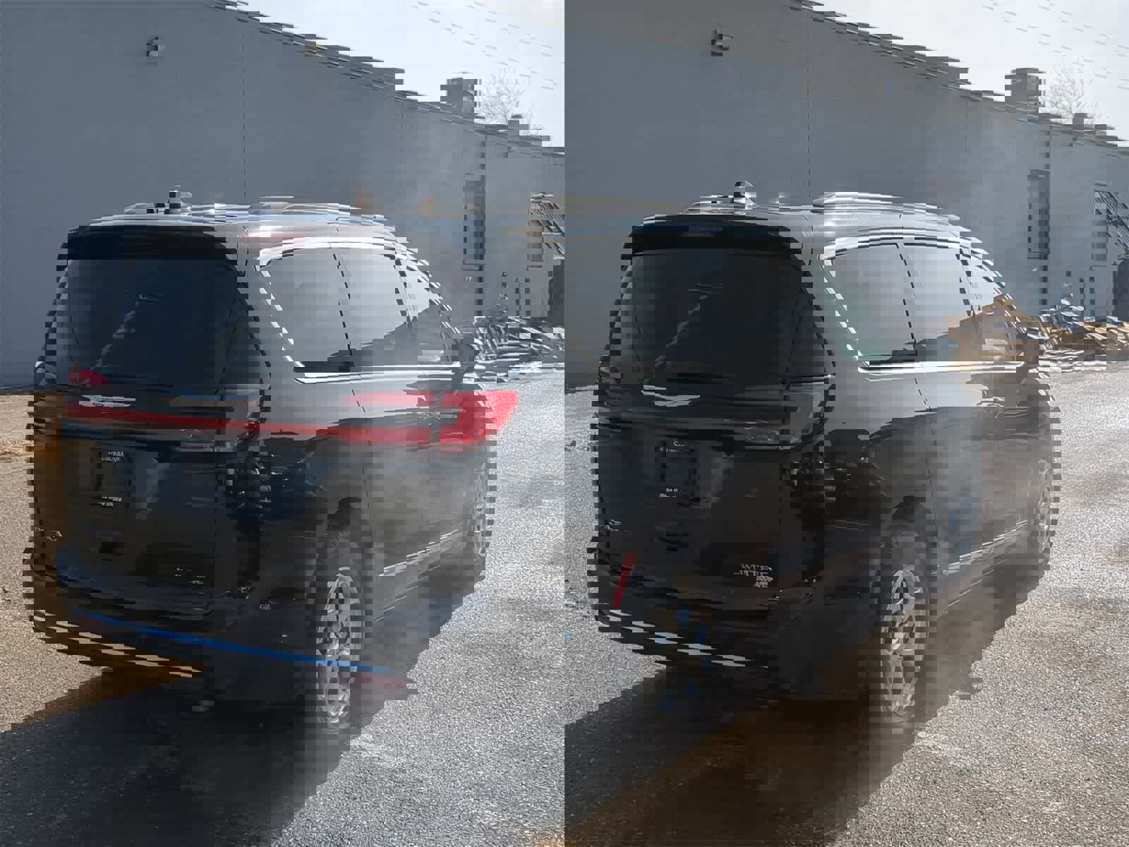 Used 2023 Chrysler Pacifica Limited image 14