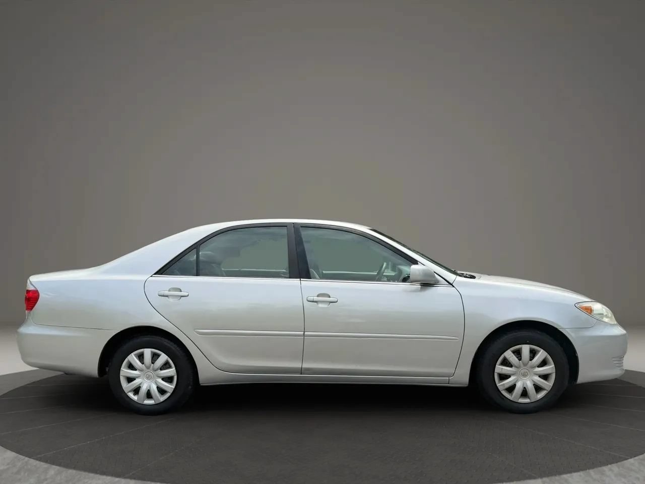 Used 2005 Toyota Camry LE FWD image 9