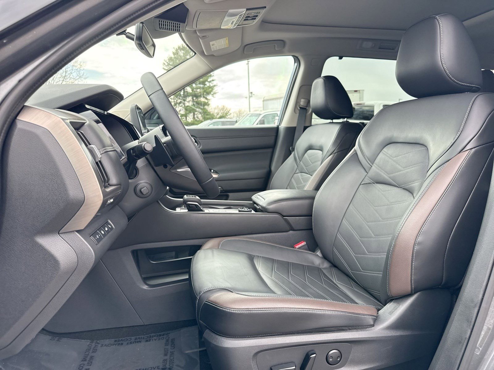 Used 2024 Nissan Pathfinder Platinum w/ Black Appearance Package image 13