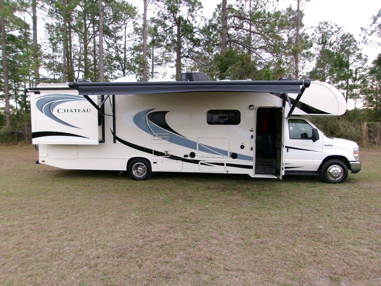 Used 2014 Ford E-450 and Econoline 450 Super Duty w/ Motorhome Prep Package RWD image 1