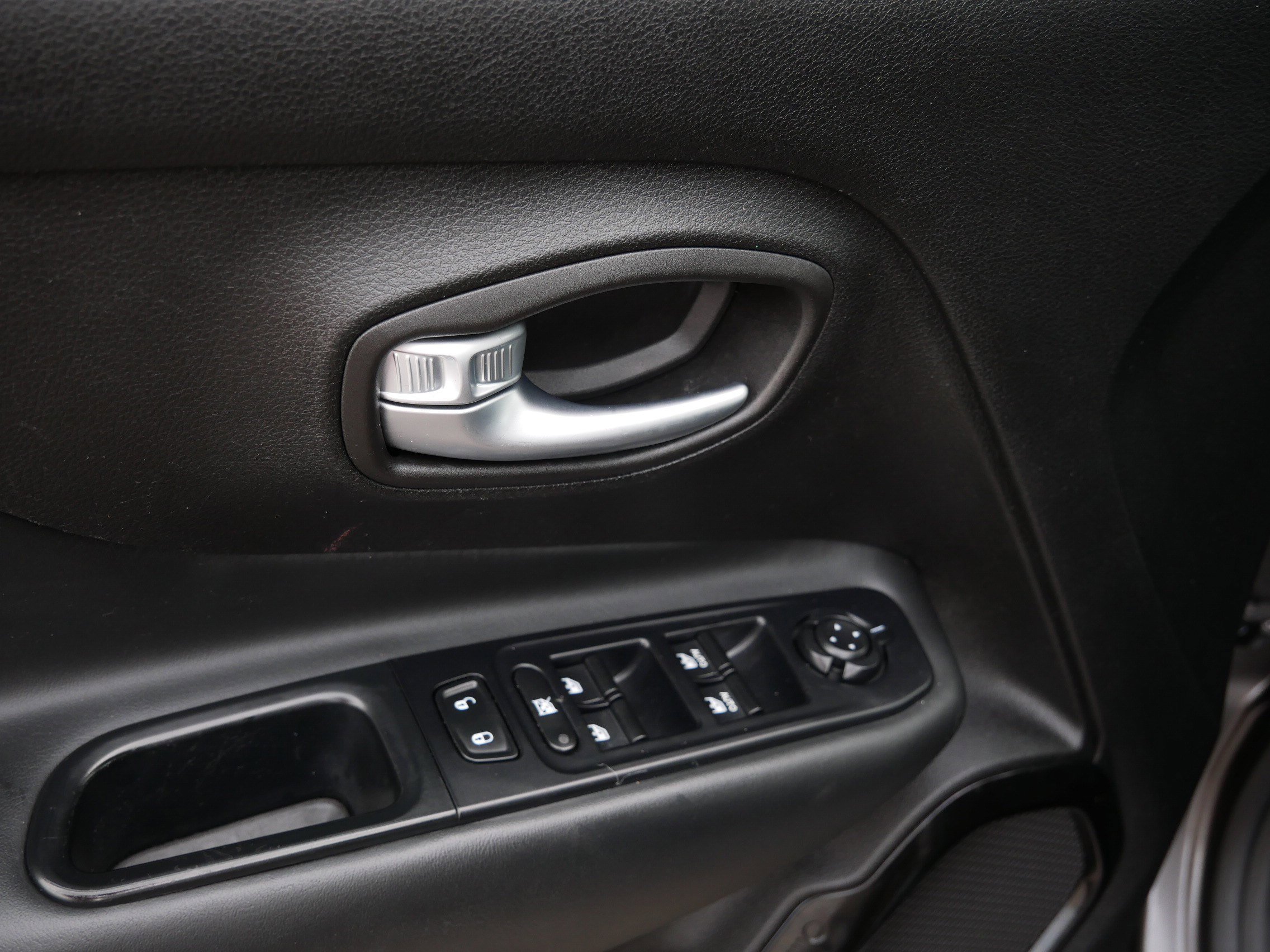 Used 2018 Jeep Renegade Altitude FWD image 20