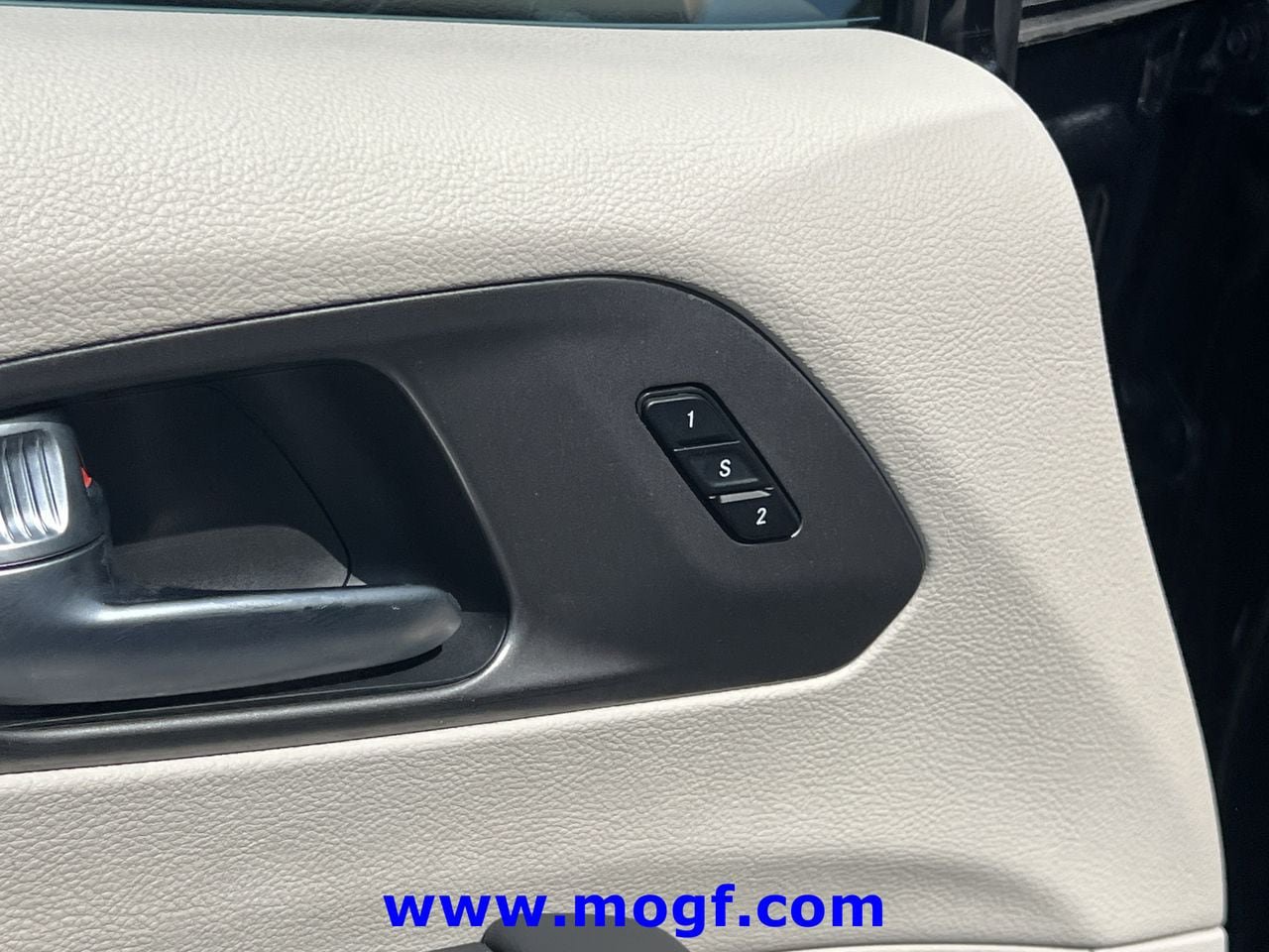 Used 2024 Chrysler Pacifica Touring-L FWD image 17