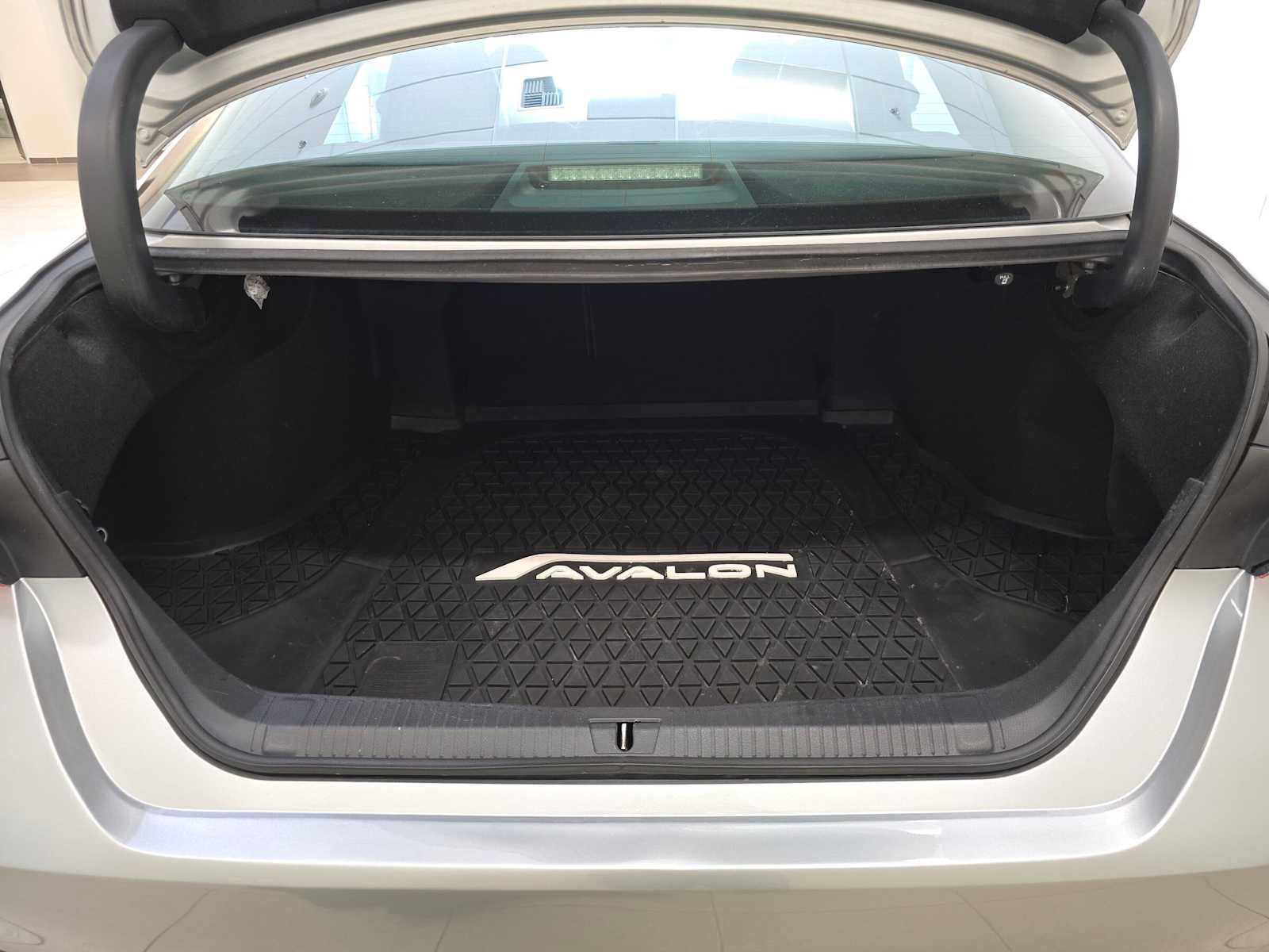 Certified 2020 Toyota Avalon XSE w/ All Weather Liner Package FWD image 31