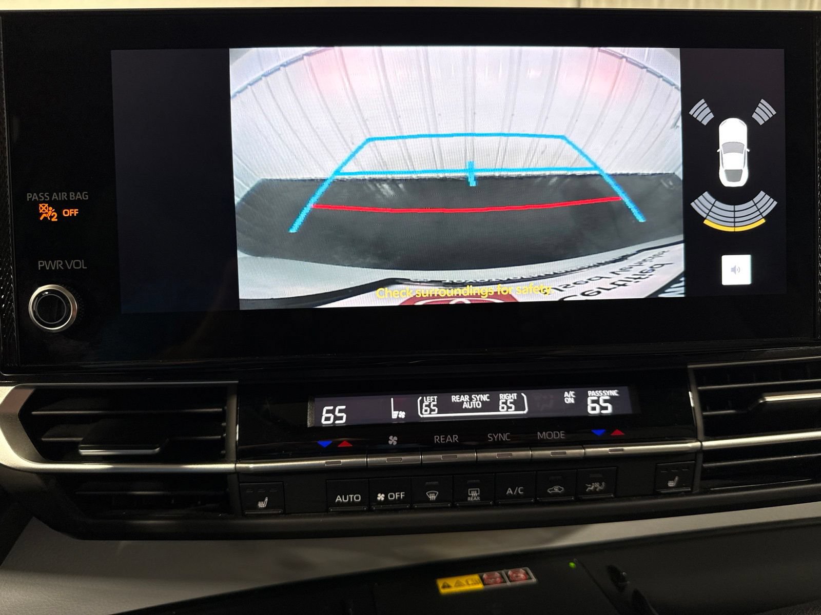 Used 2025 Toyota Sienna XLE FWD image 35