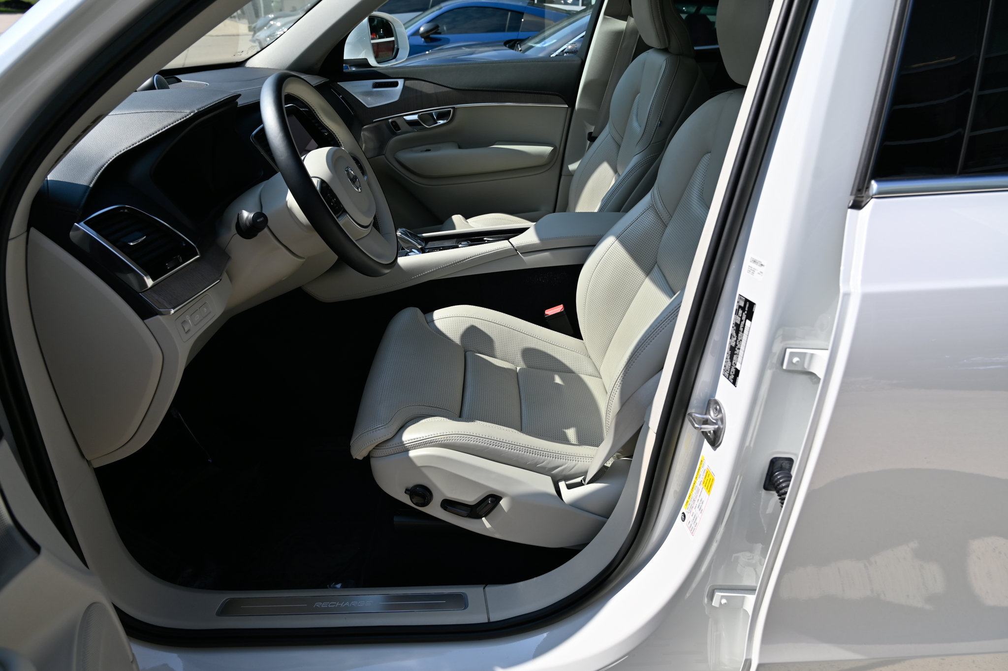 Used 2022 Volvo XC90 T8 Inscription w/ Advanced Package AWD/4WD image 17