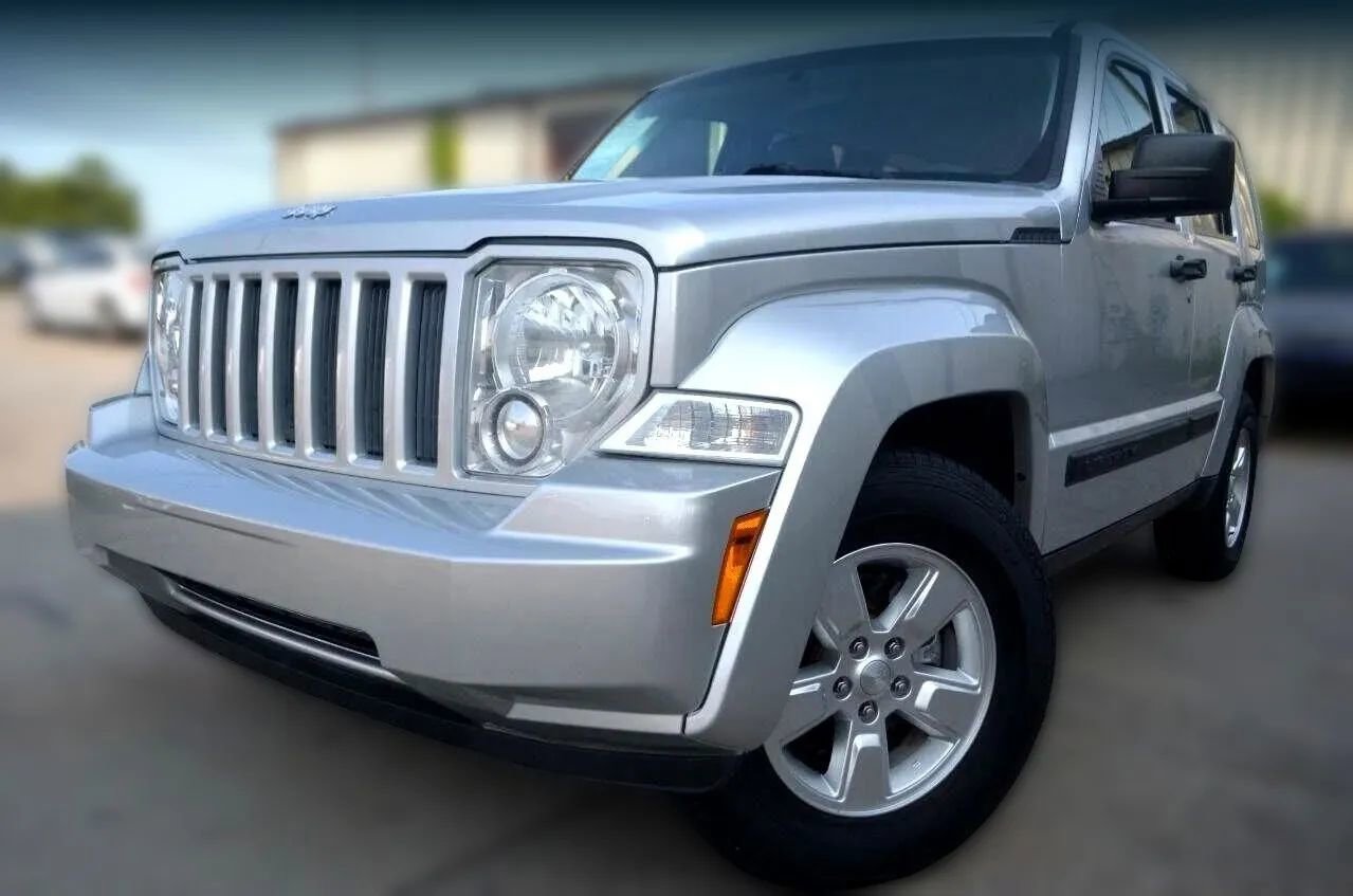 Used 2012 Jeep Liberty Sport image 2