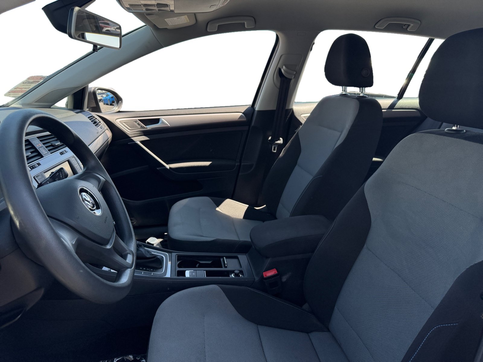 Used 2016 Volkswagen e-Golf SE w/ DC Fast Charging Package FWD image 9