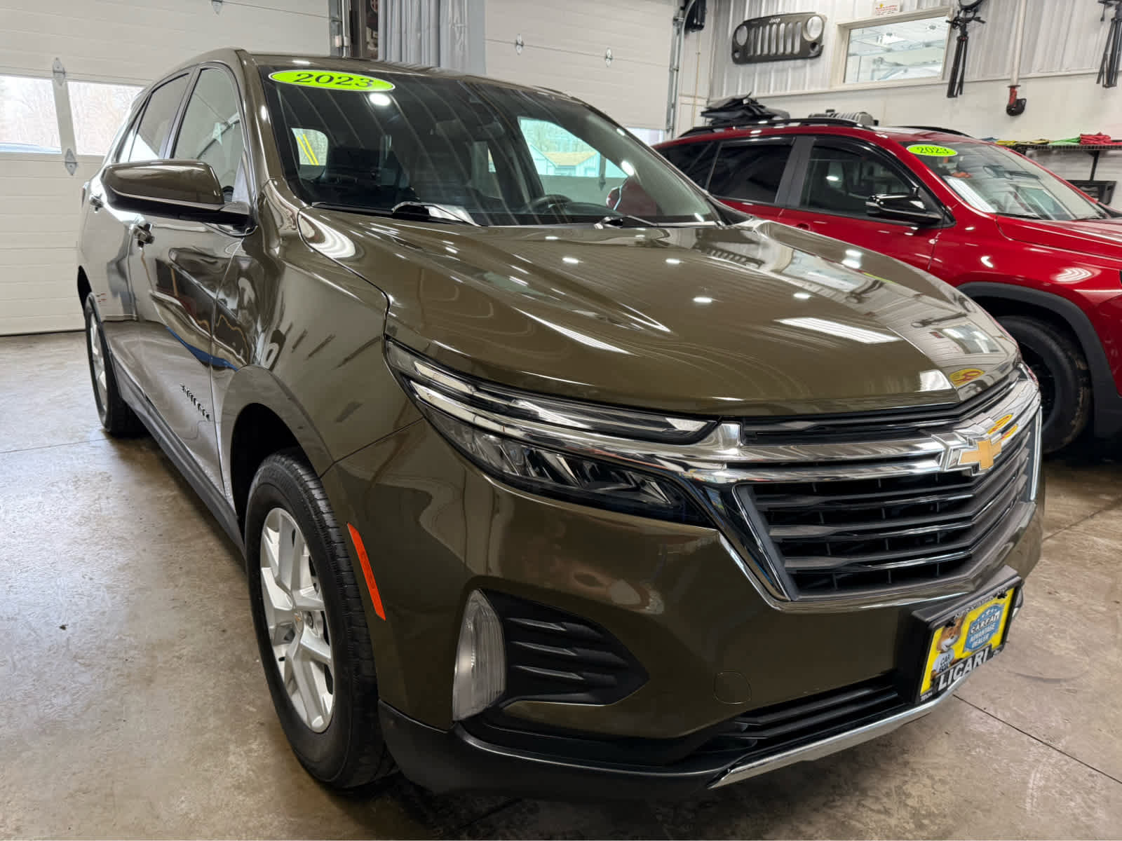 Used 2023 Chevrolet Equinox LT AWD/4WD image 2