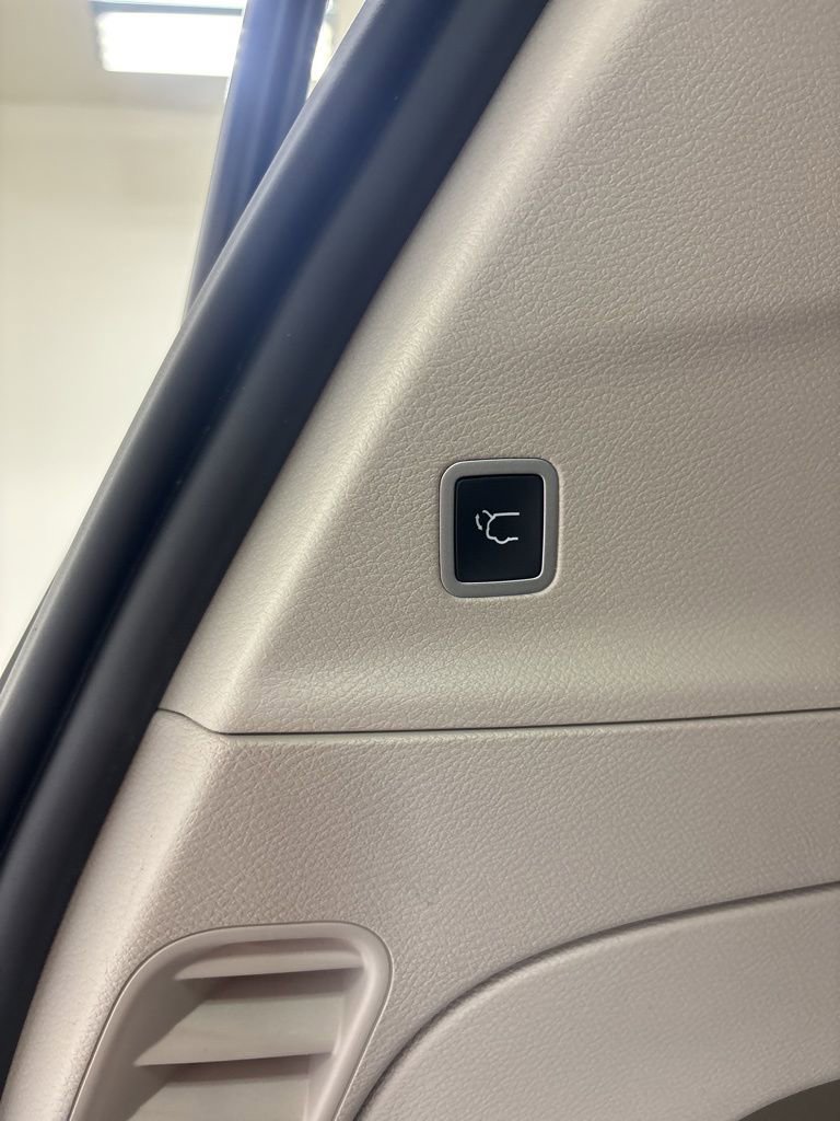 Used 2023 Chrysler Pacifica Touring-L FWD image 10