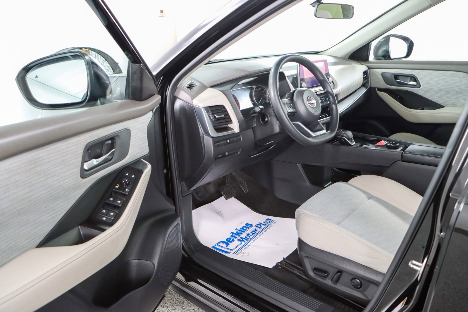 Used 2023 Nissan Rogue SV image 3