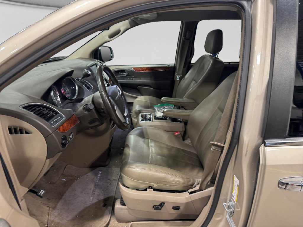 Used 2015 Chrysler Town & Country Touring w/ Driver Convenience Group FWD image 19