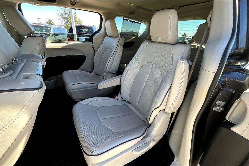 Used 2018 Chrysler Pacifica Limited image 32