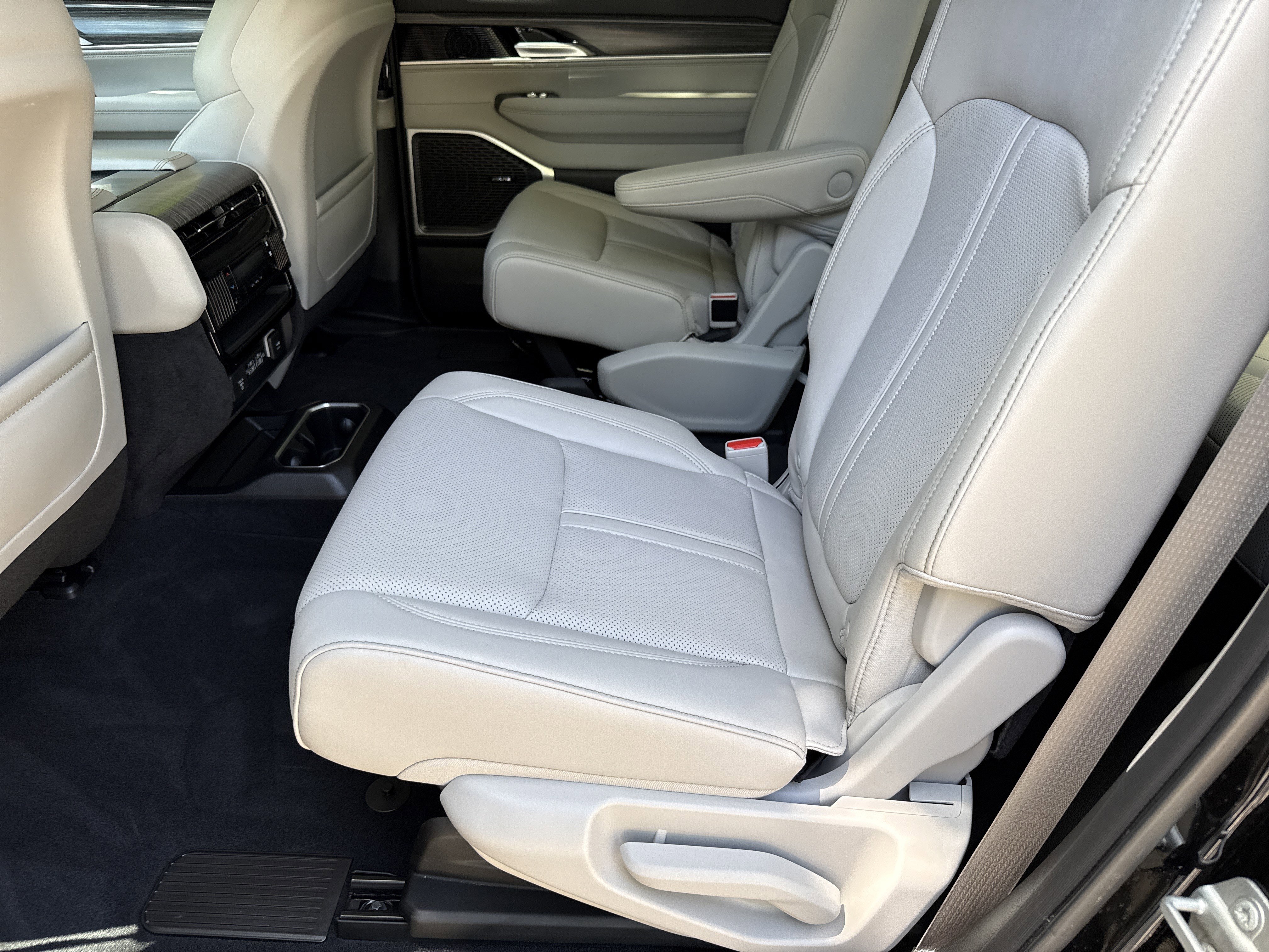 Used 2024 Jeep Wagoneer Series II w/ Premium Group I RWD image 20