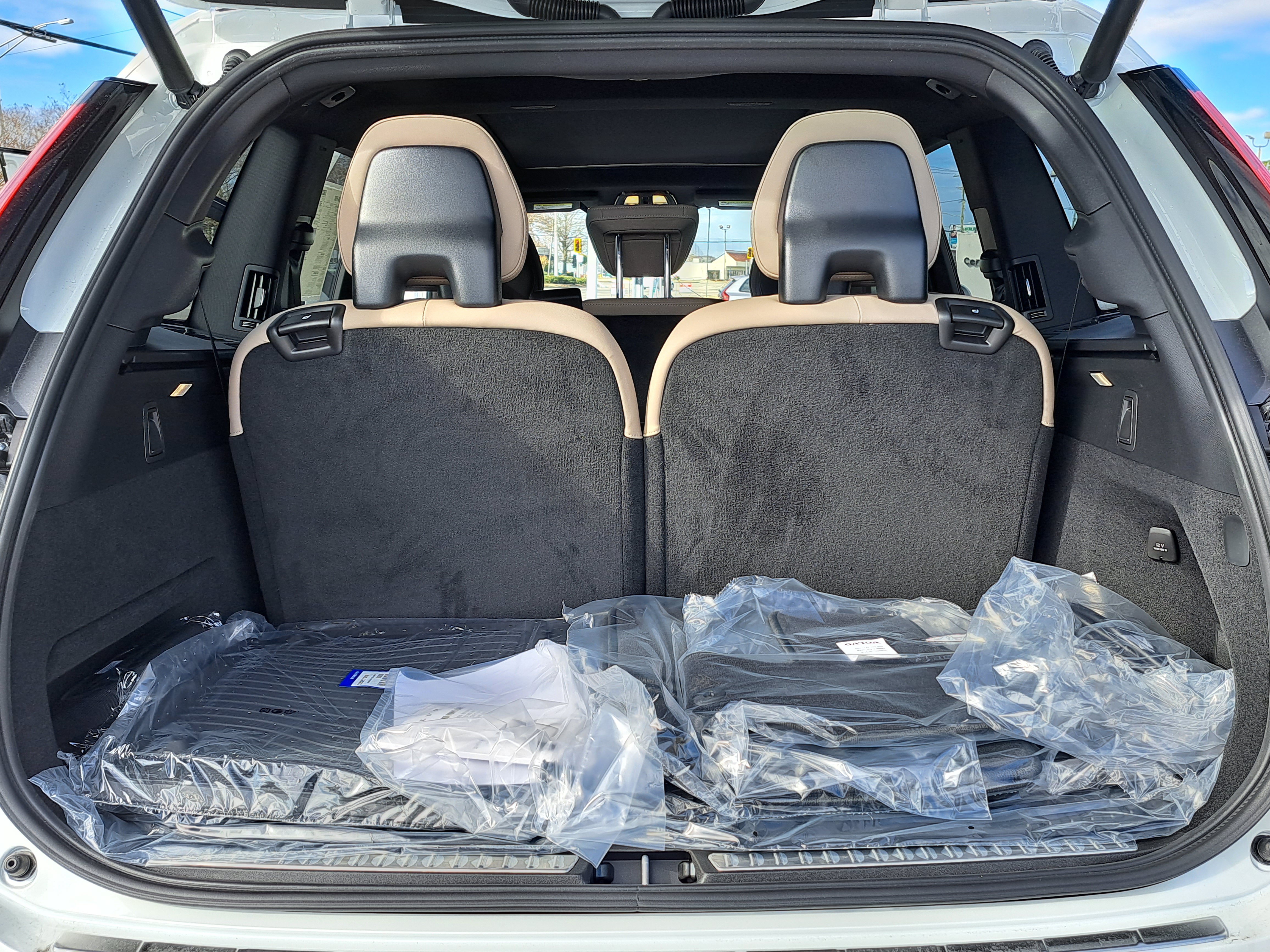 New 2026 Volvo XC90 T8 Plus w/ Protection Package Premier AWD/4WD image 8
