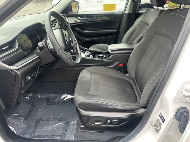 Used 2023 Jeep Grand Cherokee Laredo w/ Luxury Tech Group I AWD/4WD image 31