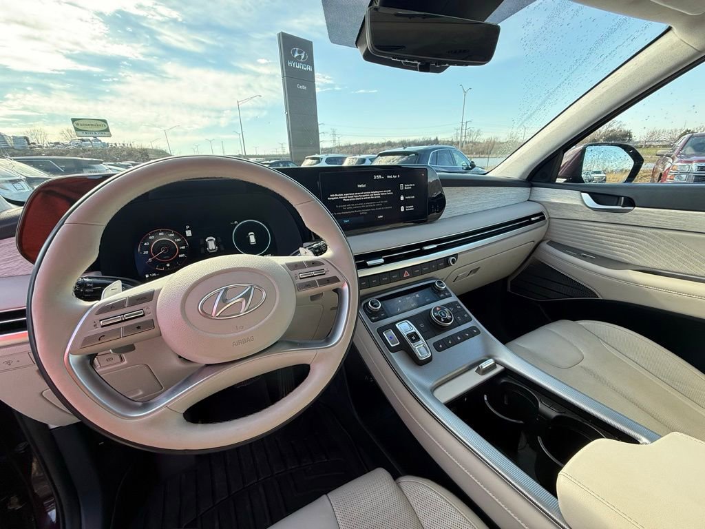 Used 2023 Hyundai Palisade Calligraphy image 2