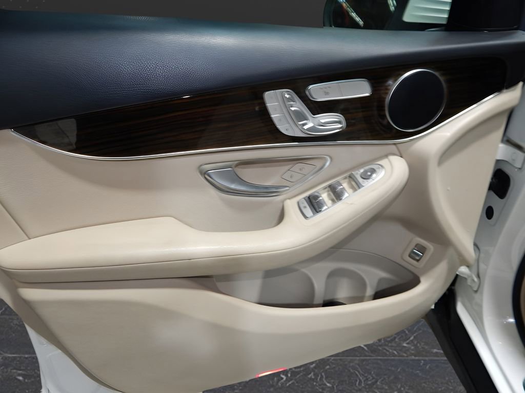 Used 2020 Mercedes-Benz GLC 300 4MATIC w/ Multimedia Package image 13