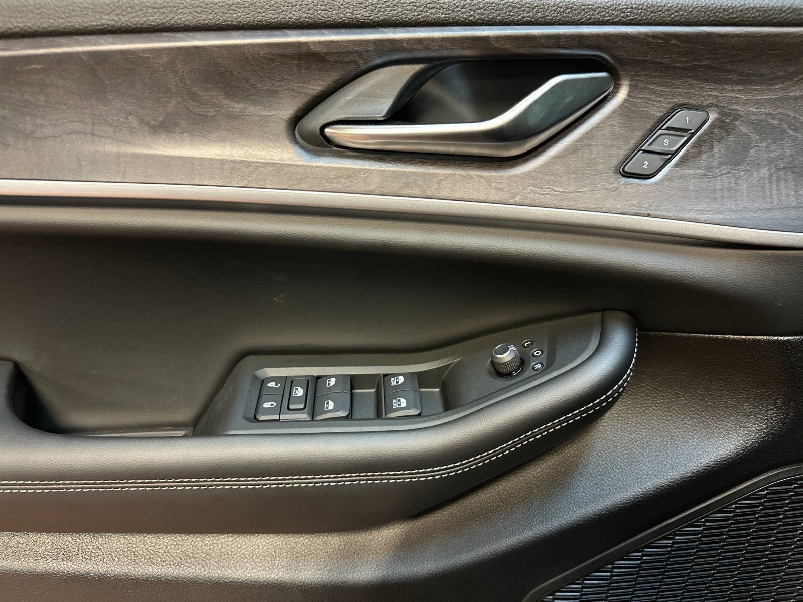 New 2025 Jeep Grand Cherokee L Limited w/ Luxury Tech Group II image 10