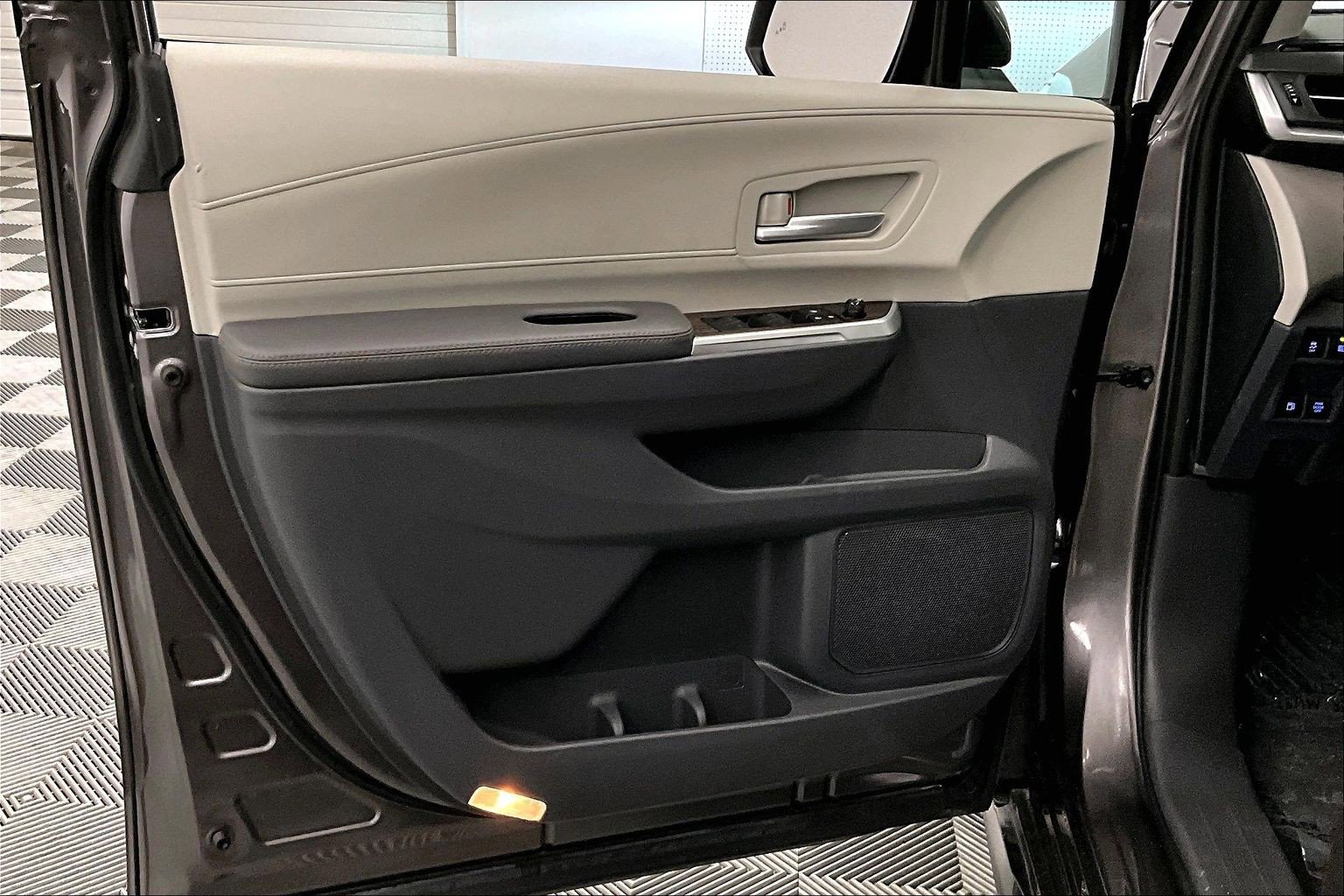 Used 2023 Toyota Sienna XLE FWD image 21