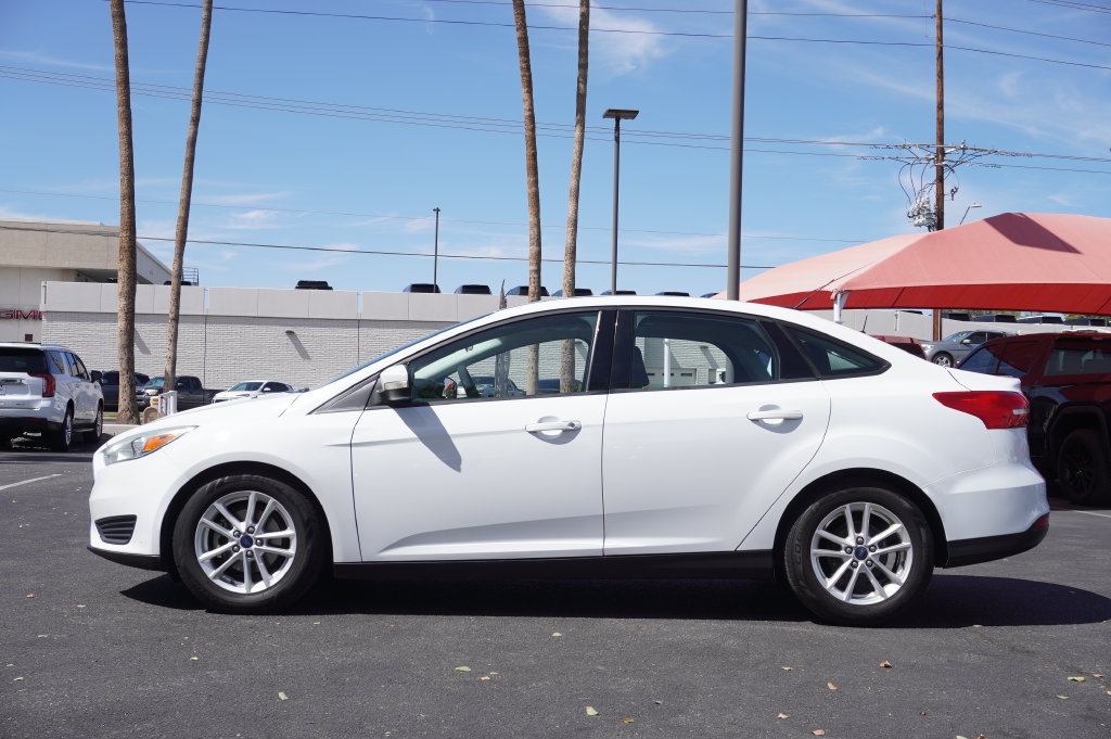 Used 2015 Ford Focus SE w/ Reverse Sensing Package FWD image 2