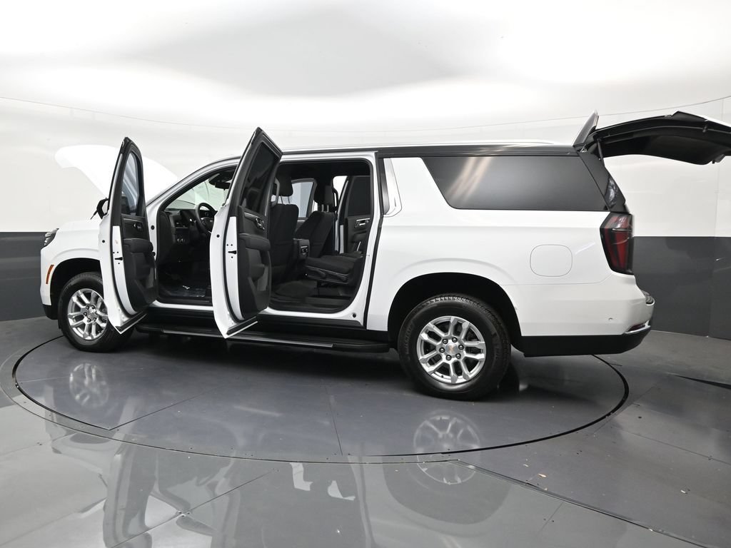 Used 2025 Chevrolet Suburban LS RWD image 30