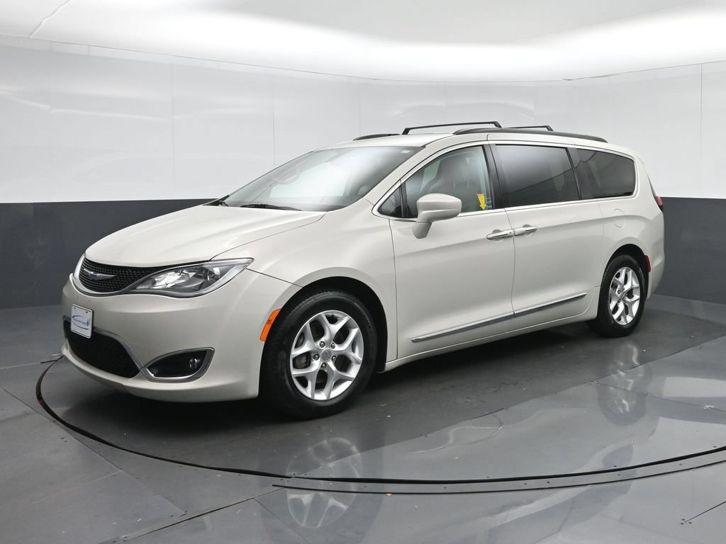 Used 2017 Chrysler Pacifica Touring-L w/ Tire & Wheel Group FWD image 3