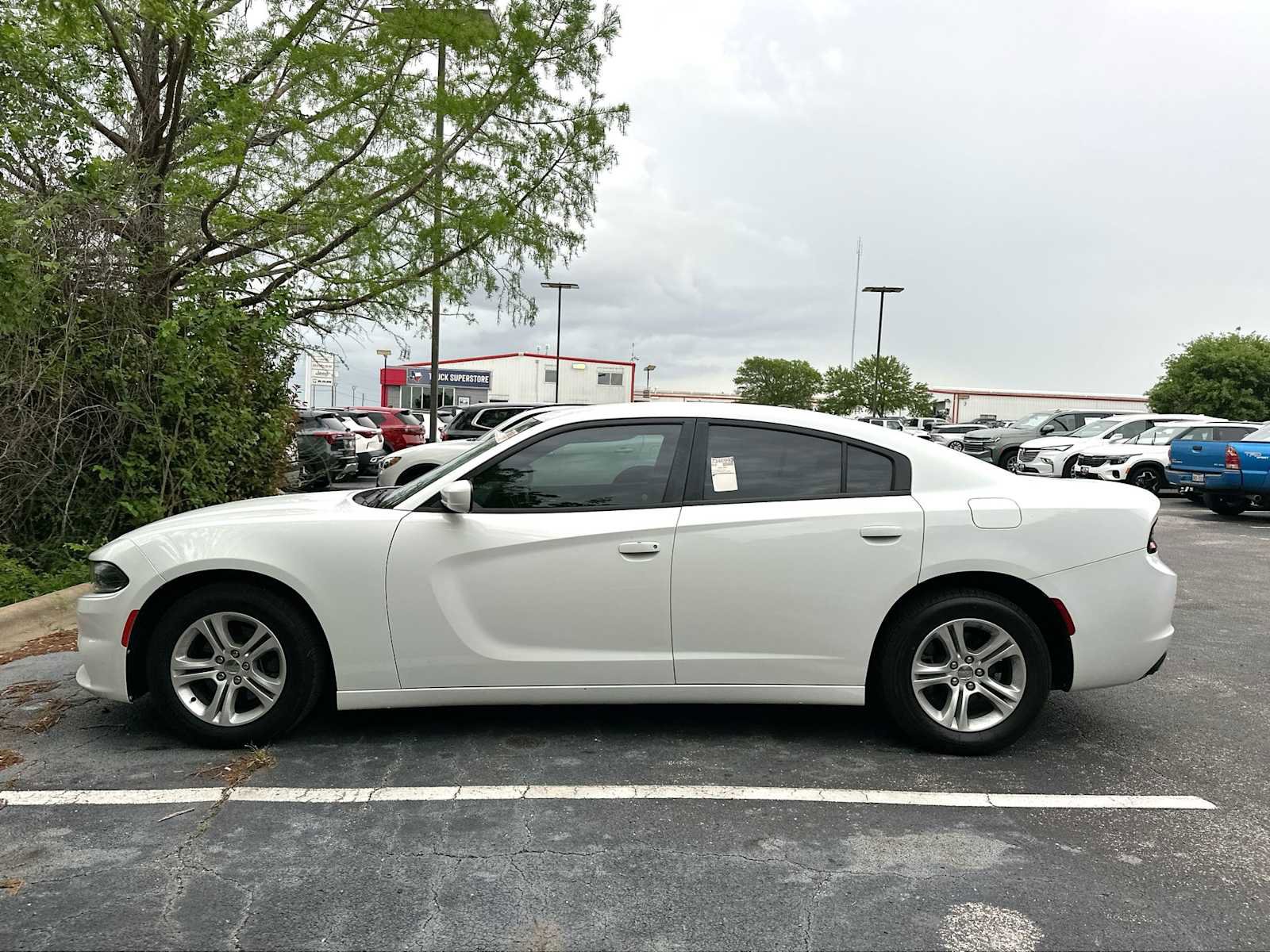 Used 2018 Dodge Charger SXT RWD image 3