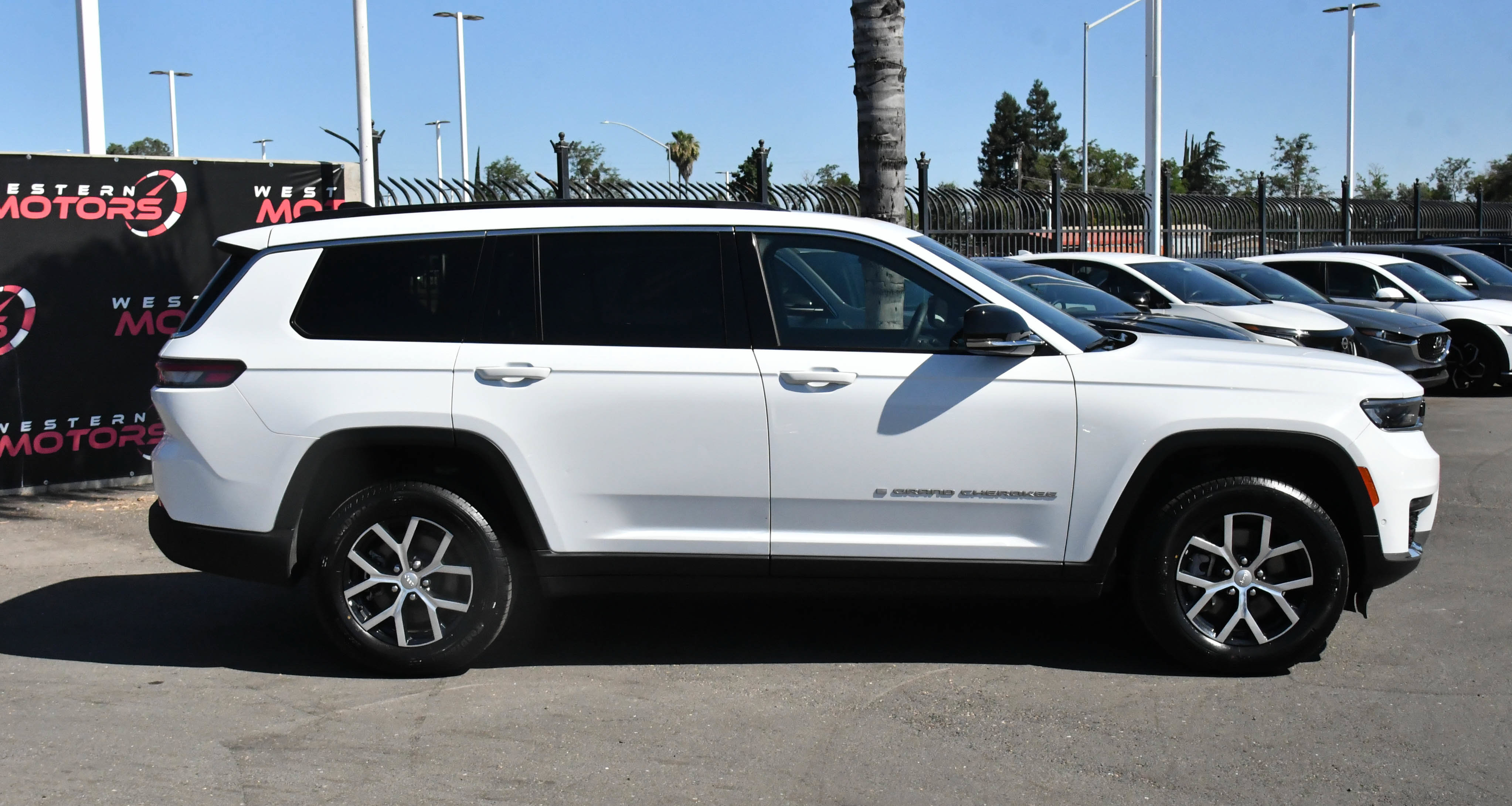 Used 2024 Jeep Grand Cherokee L Limited w/ Luxury Tech Group II AWD/4WD image 9