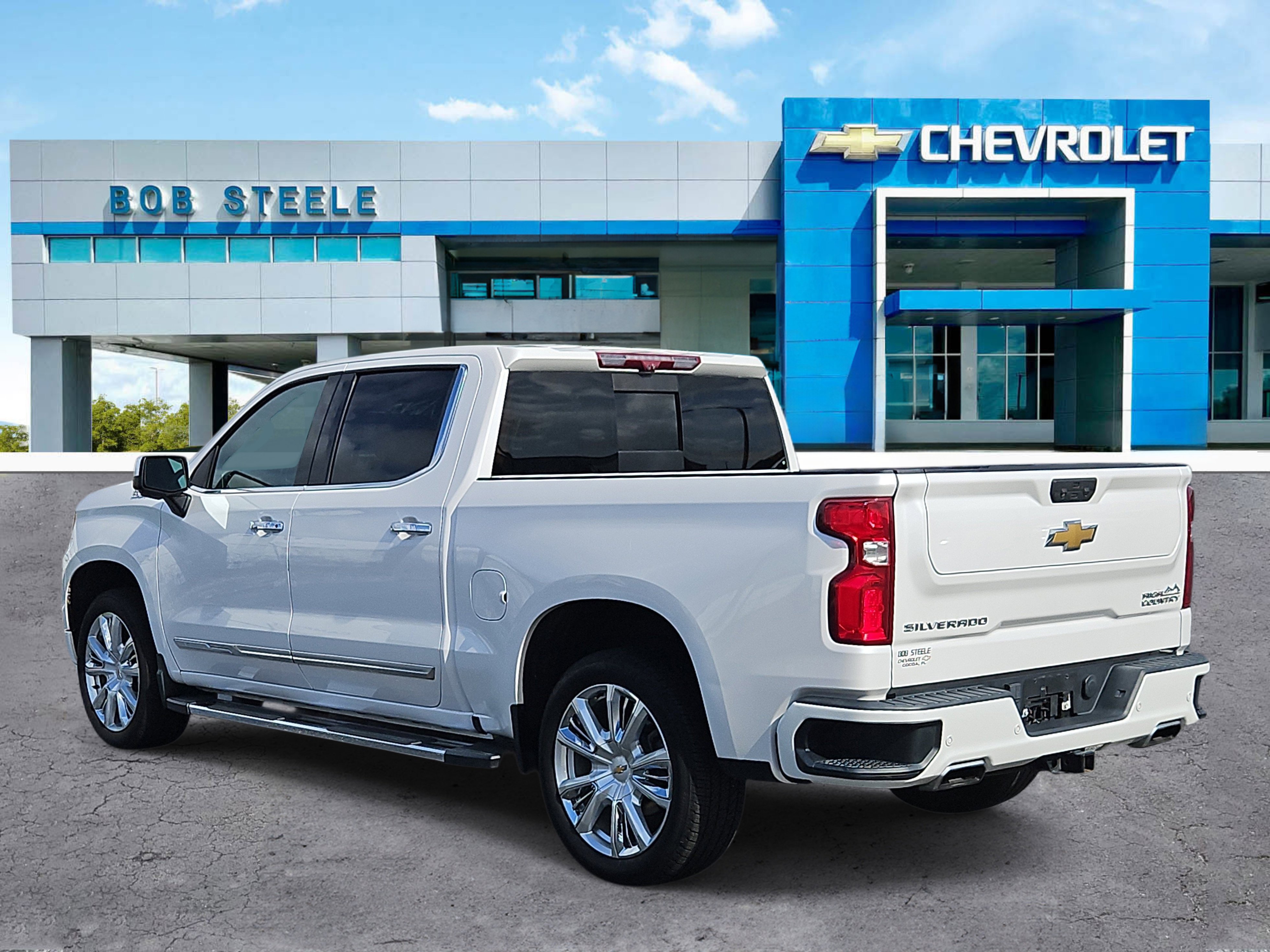 Used 2023 Chevrolet Silverado 1500 High Country w/ High Country Premium Package AWD/4WD image 3