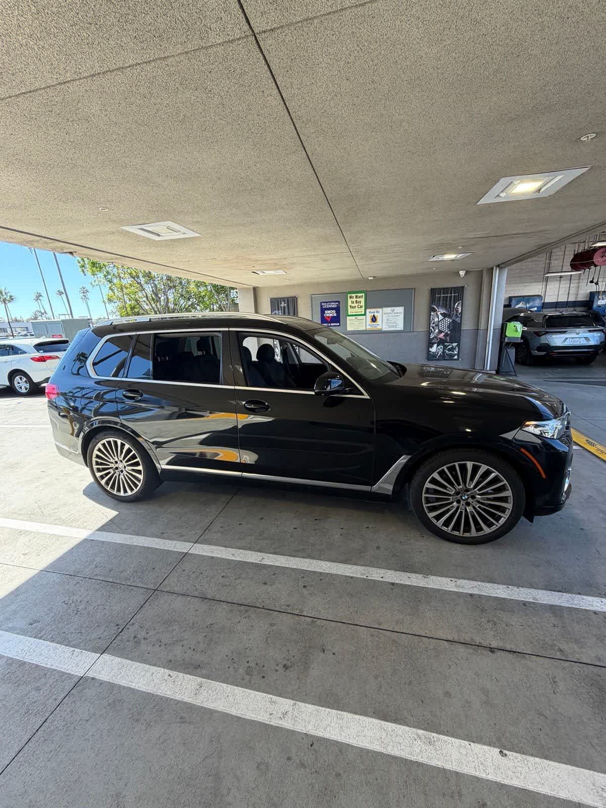 Used 2022 BMW X7 xDrive40i w/ Parking Assistance Package AWD/4WD image 4