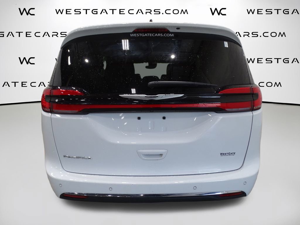 Used 2024 Chrysler Pacifica Touring-L image 7