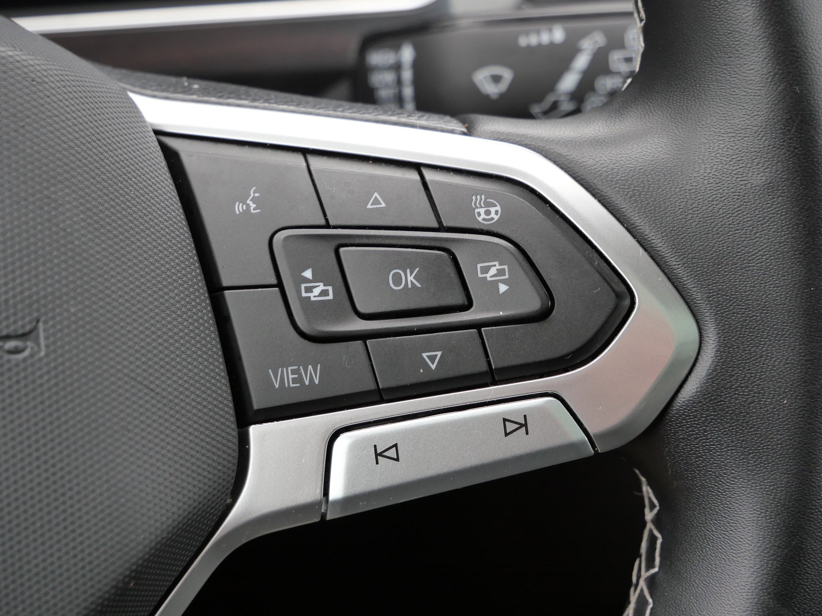 Used 2023 Volkswagen Tiguan SEL R-Line image 32