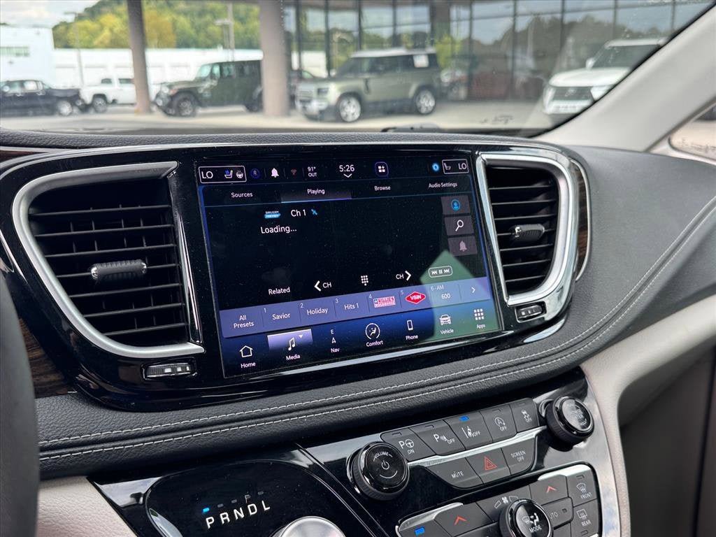 Used 2022 Chrysler Pacifica Limited AWD/4WD image 25