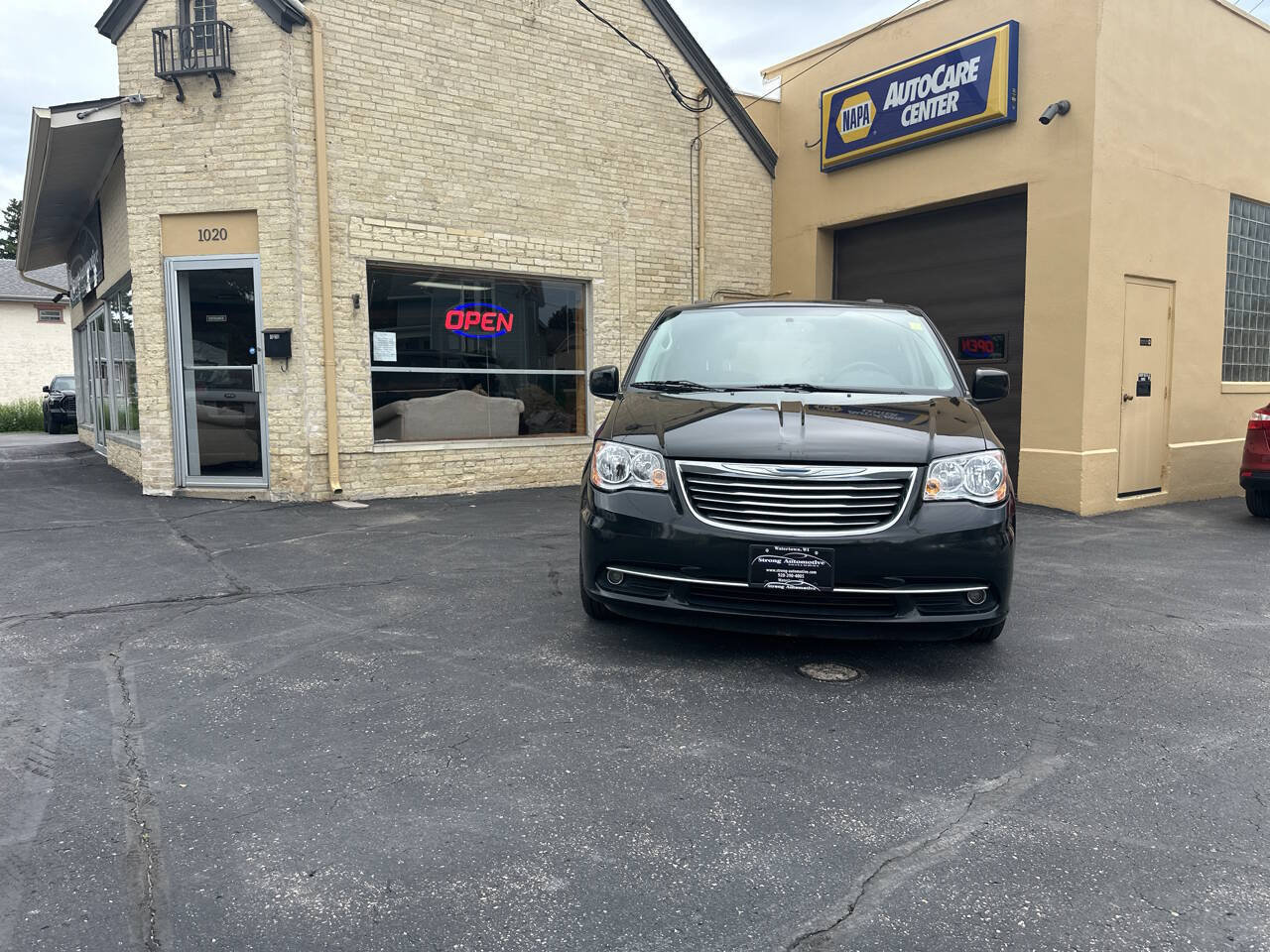Used 2015 Chrysler Town & Country Touring FWD image 5