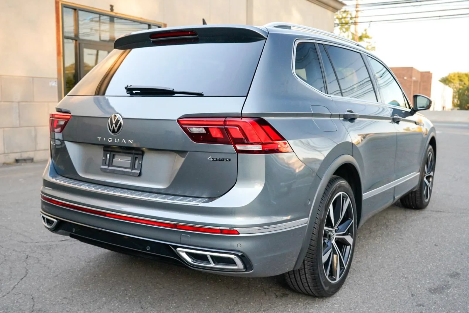 Used 2022 Volkswagen Tiguan SEL R-Line AWD/4WD image 5