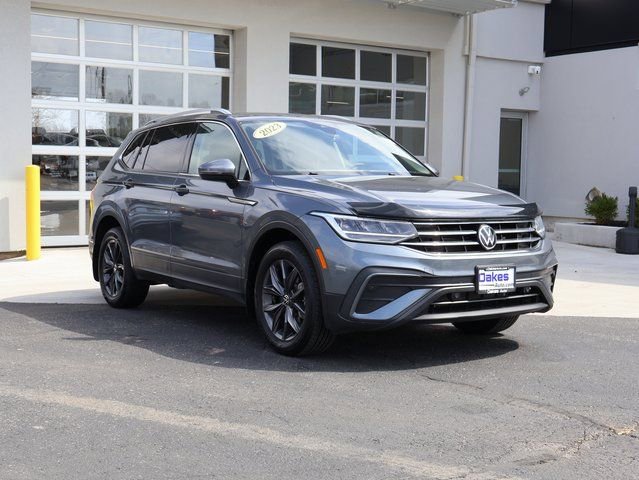 Used 2023 Volkswagen Tiguan SE image 1