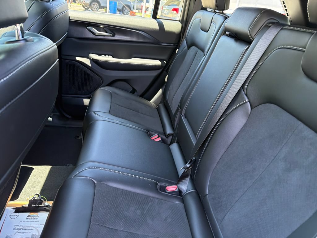 Used 2025 Jeep Grand Cherokee Altitude RWD image 32