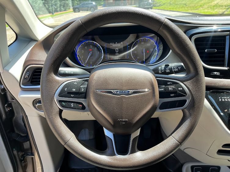 Used 2017 Chrysler Pacifica Touring FWD image 12