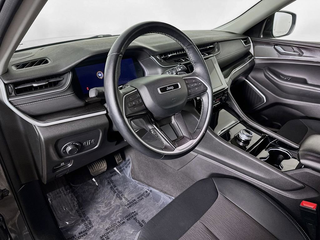 Certified 2022 Jeep Grand Cherokee Laredo w/ Luxury Tech Group I image 17