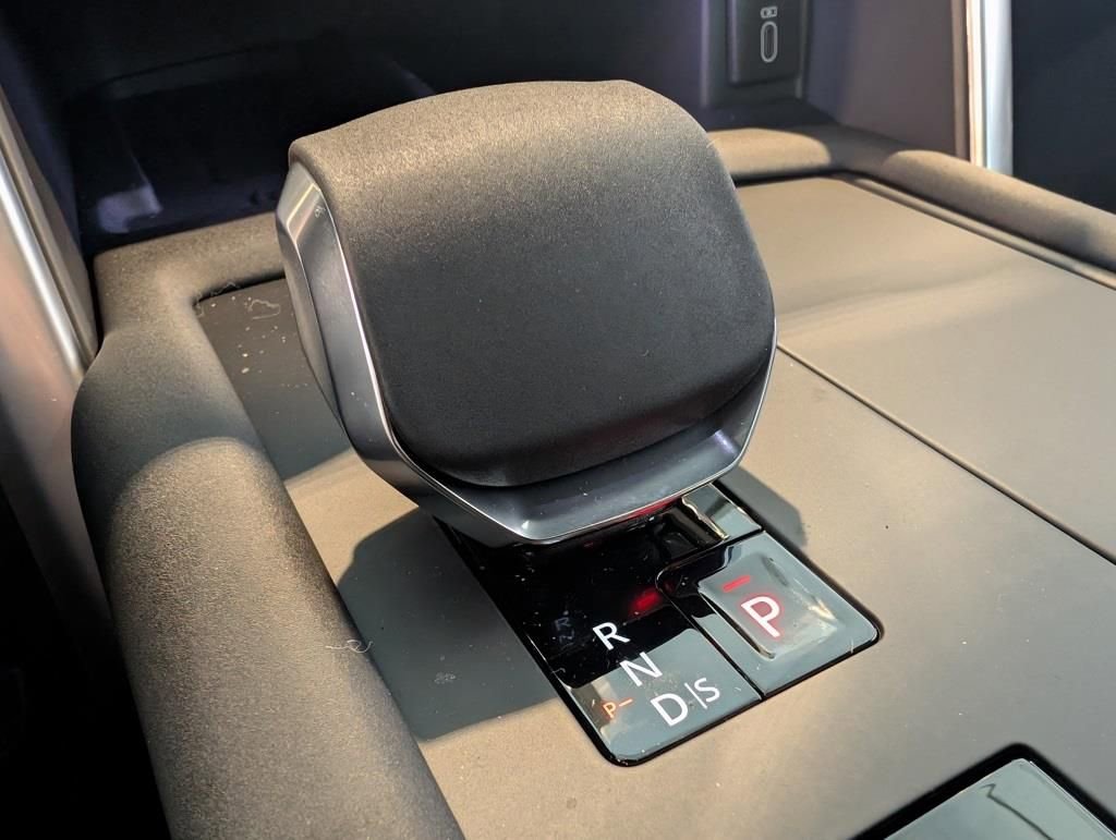 New 2026 Land Rover Discovery Limited Edition image 24