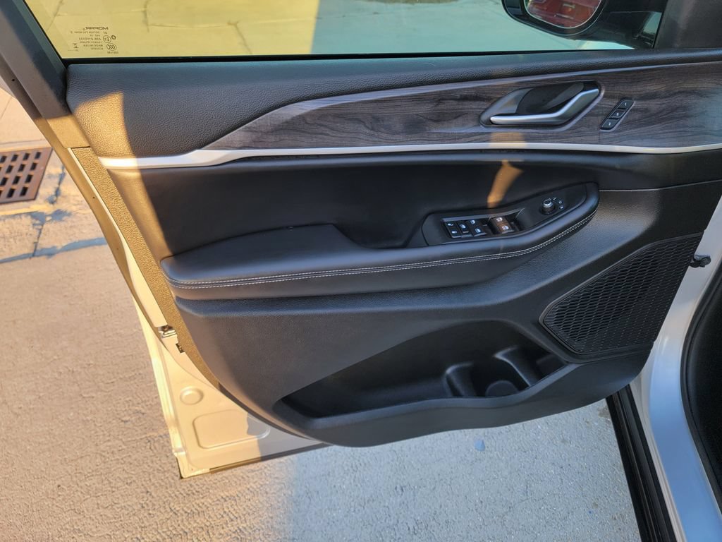 Used 2025 Jeep Grand Cherokee Limited w/ Luxury Tech Group II RWD image 10