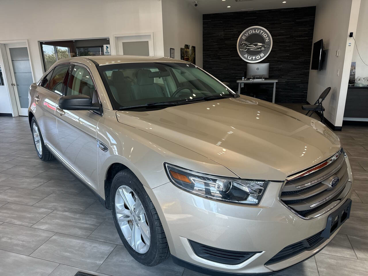 Used 2017 Ford Taurus SE image 2