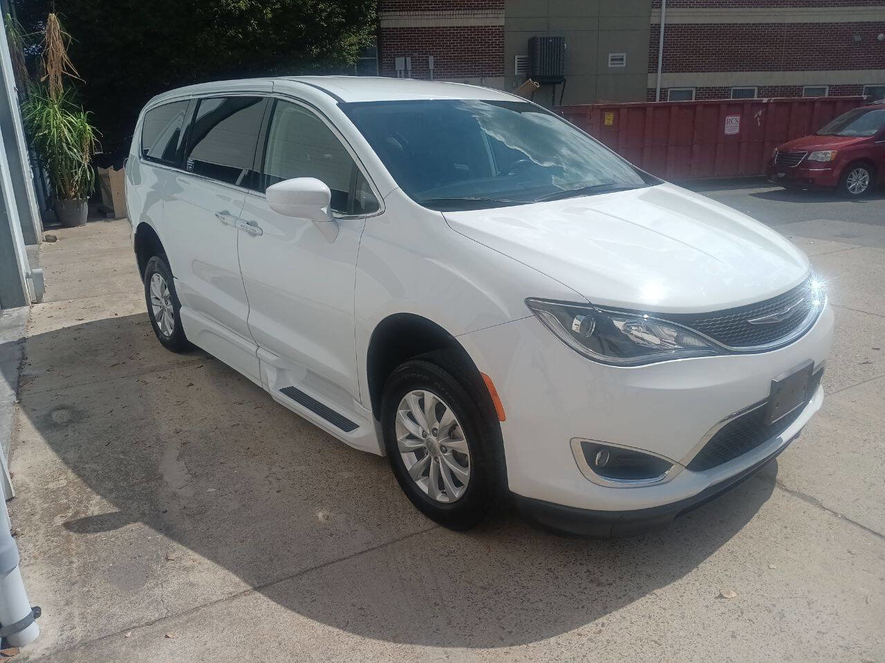 Used 2018 Chrysler Pacifica Touring Plus image 4